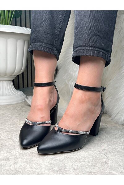 İmerShoes Жіночі чорні туфлі на високих підборах з гострим носком, зав'язкою на щиколотці та камінцями 11112