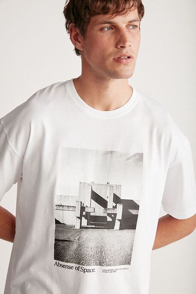 GRIMELANGE Keith Men - Λευκό μπλουζάκι Oversize, 100% οργανικό βαμβάκι, κοντό μανίκι, μεγάλη λεπτομέρεια με στάμπα