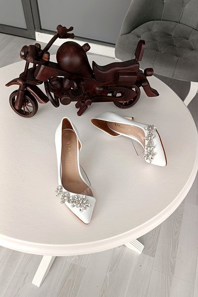 LA CALZATURE 7cm Heeled White Leather Stiletto - Side Transparent Star Accessory