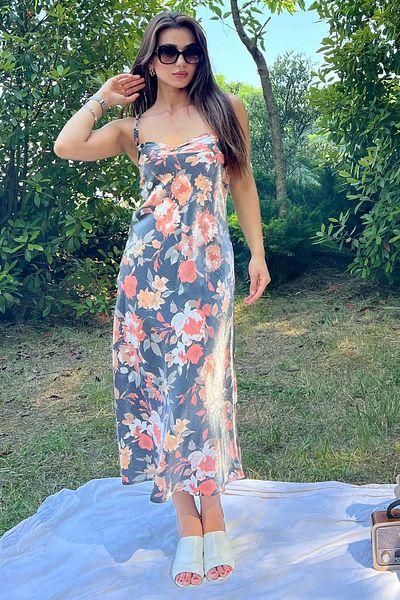 GÜLSELİ Rochie de damă din satin cu bretele subțiri cu imprimeu floral antracit