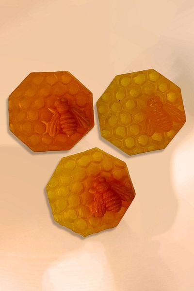 FANTASTİK SANAT ATÖLYESİ Decorative Gift Honey Scented Bee Honeycomb and Beehive Model 3-Piece Decorative Soap Set