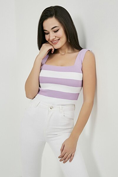 Kırçiçek بلوزة نسائية ذات رقبة مربعة وأشرطة سميكة مخططة باللون الأبيض الفاتح