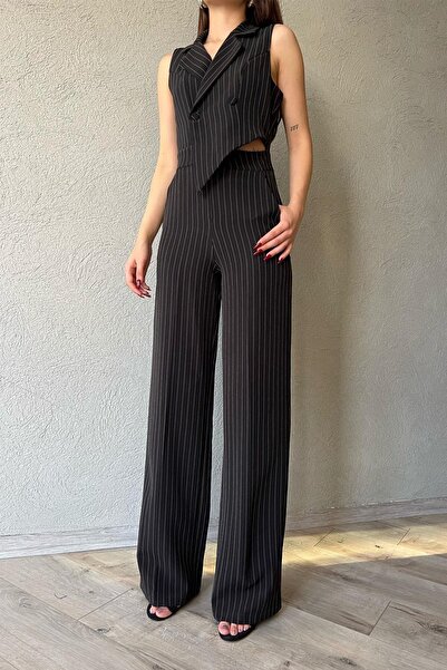 buqre's moda Atlas Fabric Sleeveless Striped Jumpsuit - Double Breasted Collar and Button Detail