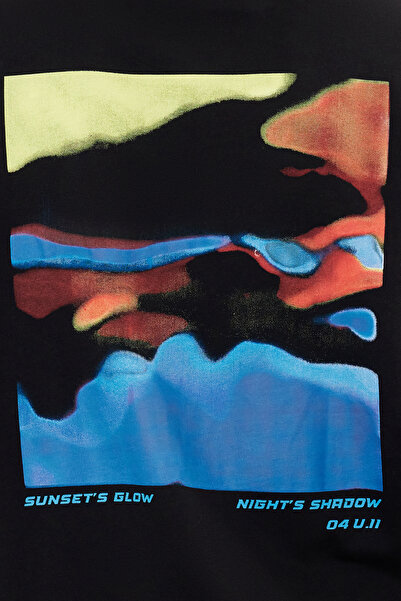 Trendyol Collection Černé prémiové pohodlné tričko – 100% bavlna s potištěným tričkem TWOSS24TS00172