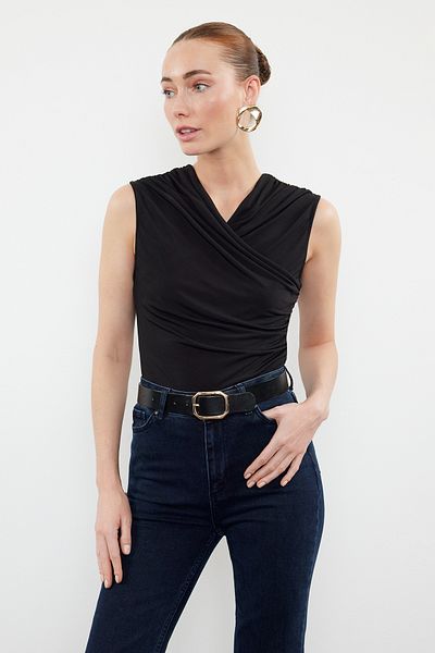 Trendyol Collection Μαύρη Εφαρμοσμένη/Σώμα Καθιστή Λεπτομερής Αμάνικη Πλεκτή Μπλούζα TWOSS24BZ00518