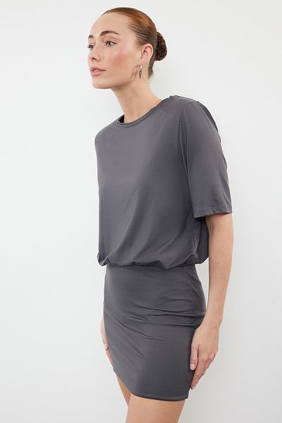Trendyol Collection Šaty ze strečové a měkké látky - Antracitové mini pletené s krátkým rukávem