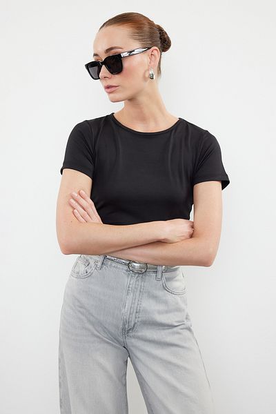 Trendyol Collection Czarne body z krótkim rękawem i elastyczną dzianiną na zatrzaski TWOSS24BD00034