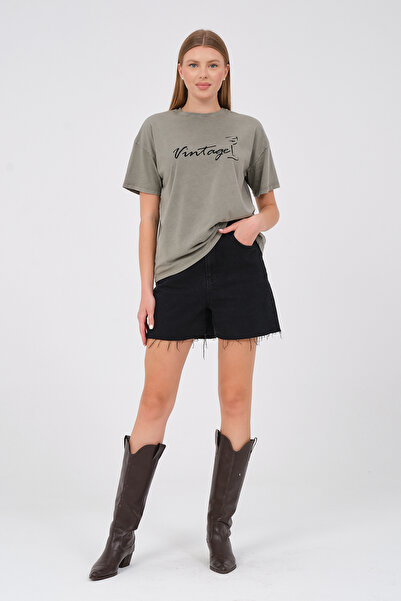 Owut Collection Μπλουζάκι με λαιμόκοψη σε χακί χρώμα - Λεπτομέρεια εκτύπωσης