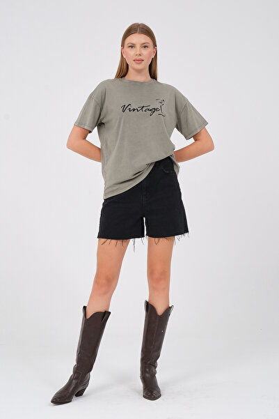 Owut Collection Μπλουζάκι με λαιμόκοψη σε χακί χρώμα - Λεπτομέρεια εκτύπωσης