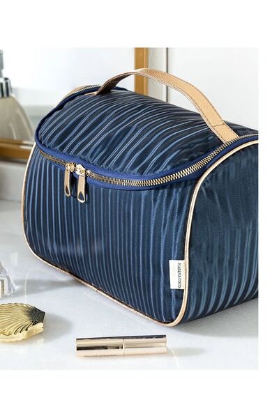 Home Мадам Коко Шарліз косметичка