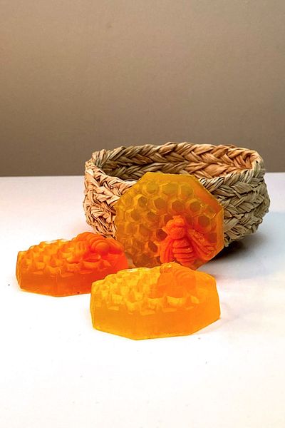 FANTASTİK SANAT ATÖLYESİ Decorative Gift Honey Scented Bee Honeycomb and Beehive Model 3-Piece Decorative Soap Set