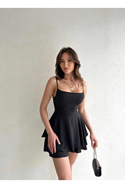 Afiş Butik Rochie neagră cu fustă detaliată la spate și pantaloni scurți