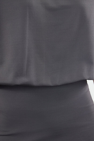 Kolekcia Trendyol Šaty zo strečovej a mäkkej látky - antracitové mini pletené s krátkym rukávom