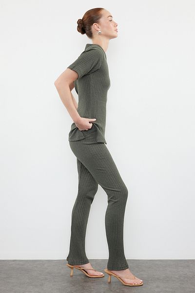 Trendyol Collection Khaki színű V-nyakú kordbársony blúz és nadrág szett - rugalmas kötött TWOSS24AU00134