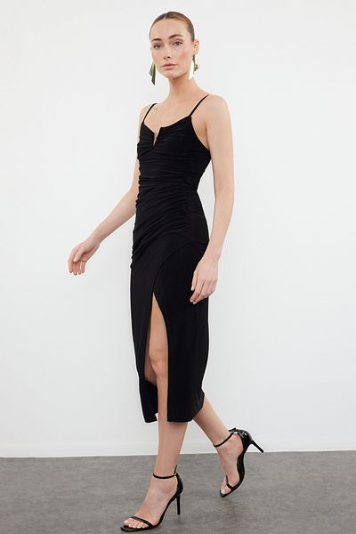 Trendyol Collection Černý pásek štěrbina Nabíraný výstřih Detailní výstřih do V Flexibilní pletené midi tužkové šaty TWOSS24EL00813
