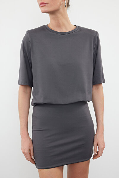 Kolekcia Trendyol Šaty zo strečovej a mäkkej látky - antracitové mini pletené s krátkym rukávom