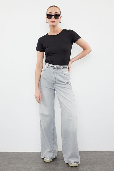 Trendyol Collection Czarne body z krótkim rękawem i elastyczną dzianiną na zatrzaski TWOSS24BD00034