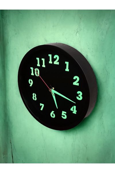 Bahat Phosphorescent Glassless Wall Clock Diameter 22 cm 8 Piece Cake Mold Gift