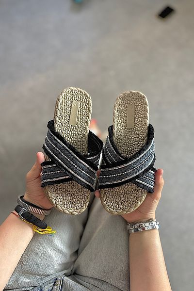 SHOEBELLAS Papuci de damă cu paie neagră - Riri cu detaliu de piatră în cruce