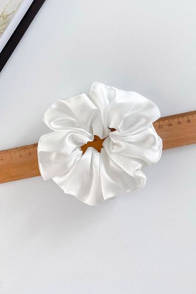 By Nur Erten قماش الساتان الأبيض الخبز المطاطي Scrunchie