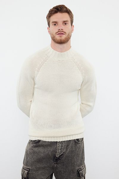 Trendyol Collection Ecru-Strickpullover mit Raglanärmeln und schmaler Passform – halber Rollkragenpullover TMNAW25KZ00002
