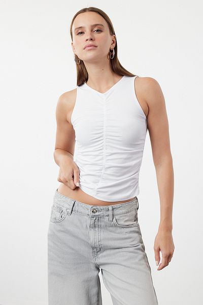 Trendyol Collection Strickbluse mit Rundhalsausschnitt und Drapierung - Weiß TWOSS24BZ00466