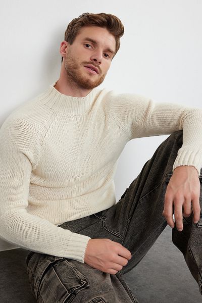 Trendyol Collection Ecru-Strickpullover mit Raglanärmeln und schmaler Passform – halber Rollkragenpullover TMNAW25KZ00002