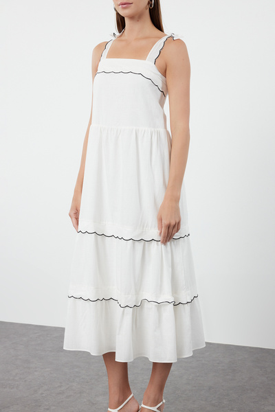 Trendyol Collection Bílé midi šaty s volánky – 100% bavlna, detail prošívání TWOSS24EL00960