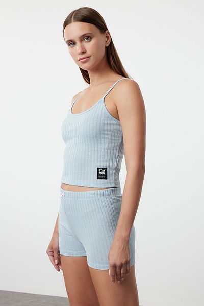 Trendyol Collection Set de pijamale tricotate cu nervuri albastru deschis - panglică/ fundă cu pantaloni scurți ajustați pe corp THMSS24PT00393