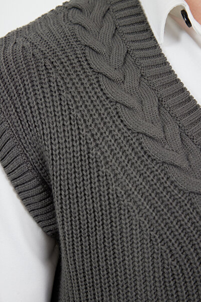 Trendyol Collection Unisex Smoked V-Neck Hair Knit Sweater - Oversize TMNAW22KZ1585