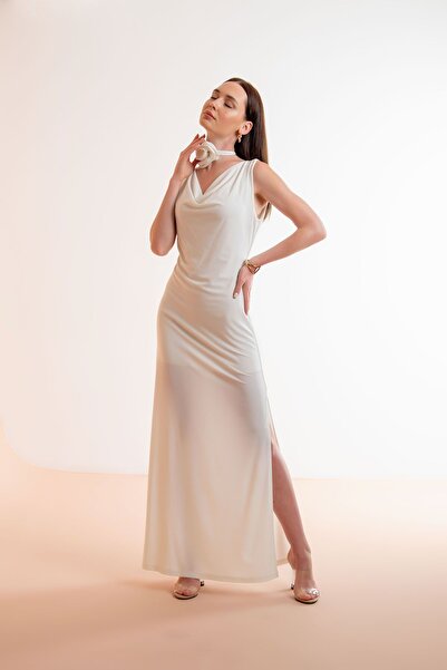 Laranor Φόρεμα επιστροφής στο σπίτι με λαιμόκοψη Degaje και λεπτομέρεια τριαντάφυλλου