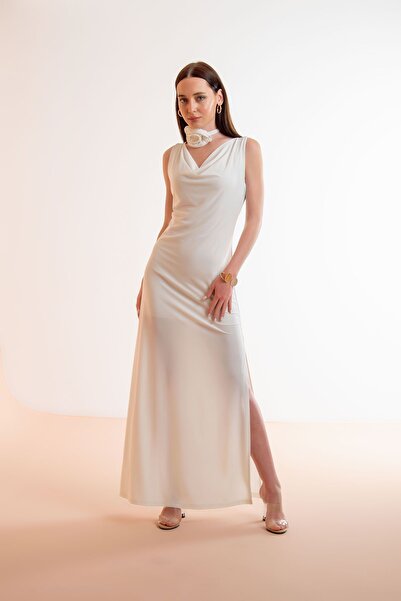 Laranor Φόρεμα επιστροφής στο σπίτι με λαιμόκοψη Degaje και λεπτομέρεια τριαντάφυλλου