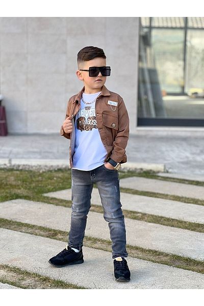 Calisa Boy's Chain λεπτομερές σακάκι, μαύρο τζιν παντελόνι και κοντομάνικο μπλουζάκι συνδυασμένο κοστούμι