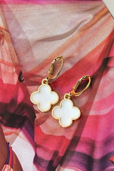 Trendy Butik أقراط البرسيم المينا البيضاء