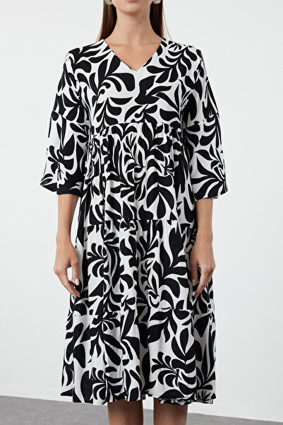 Trendyol Collection Černé široké šaty s květinovým vzorem s výstřihem do V - TWOSS24EL01029