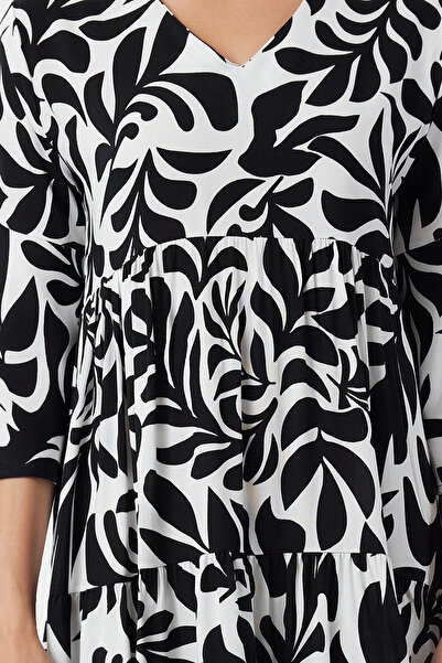 Trendyol Collection Černé široké šaty s květinovým vzorem s výstřihem do V - TWOSS24EL01029