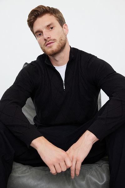 Trendyol Collection Schwarzer Slim-Fit-Pullover aus Baumwolle mit halbem Rollkragen und Reißverschluss, Smart-Strickpullover TMNAW23KZ00215