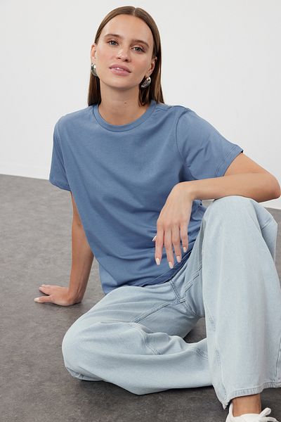 Kolekcia Trendyol Pletené tričko Indigo Crew Neck zo 100 % bavlny – TWOSS23TS00000