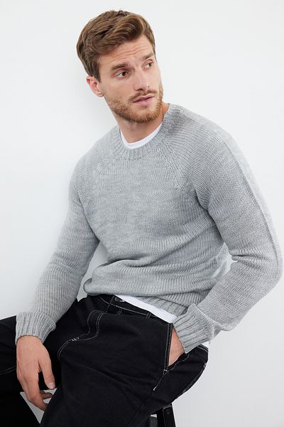 Trendyol Collection Grauer Slim-Fit-Strickpullover mit Rundhalsausschnitt – Raglanärmel TMNAW25KZ00000