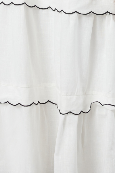 Trendyol Collection Bílé midi šaty s volánky – 100% bavlna, detail prošívání TWOSS24EL00960