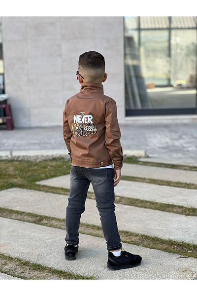 Calisa Boy's Chain λεπτομερές σακάκι, μαύρο τζιν παντελόνι και κοντομάνικο μπλουζάκι συνδυασμένο κοστούμι