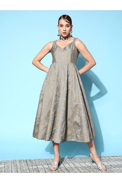 Sassafras By Styli فستان أناركالي متوسط ​​الطول مزين بطبعات زهور وياقة على شكل قلب