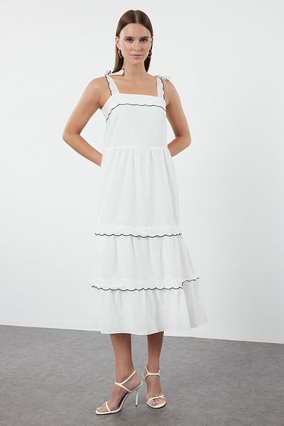 Trendyol Collection Bílé midi šaty s volánky – 100% bavlna, detail prošívání TWOSS24EL00960