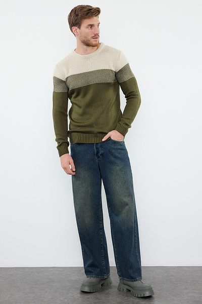 Trendyol Collection Khakifarbener Slim-Fit-Strickpullover mit Rundhalsausschnitt und Farbblock TMNAW21KZ0543