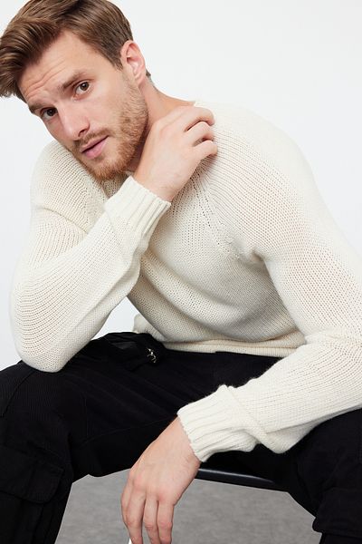 Trendyol Collection Ecru Slim Fit Strickpullover mit Raglanärmeln und Rundhalsausschnitt – TMNAW25KZ00000