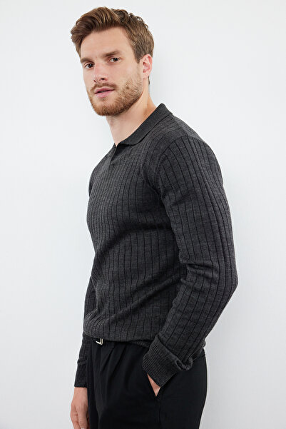 Trendyol Collection Geräucherter Strickpullover mit Polokragen und schmaler Passform – Paar TMNAW25KZ00022