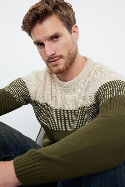 Trendyol Collection Khakifarbener Slim-Fit-Strickpullover mit Rundhalsausschnitt und Farbblock TMNAW21KZ0543
