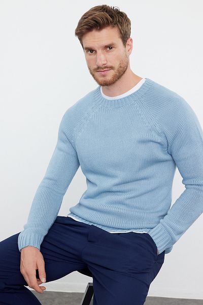 Trendyol Collection Blauer Slim-Fit-Basic-Strickpullover mit Rundhalsausschnitt – Raglanärmel TMNAW25KZ00000