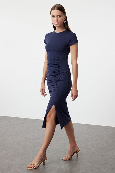 Trendyol Collection Dehnbares Midikleid aus Baumwolle – Raffung und Schlitzdetail, tailliert TWOSS23EL00777