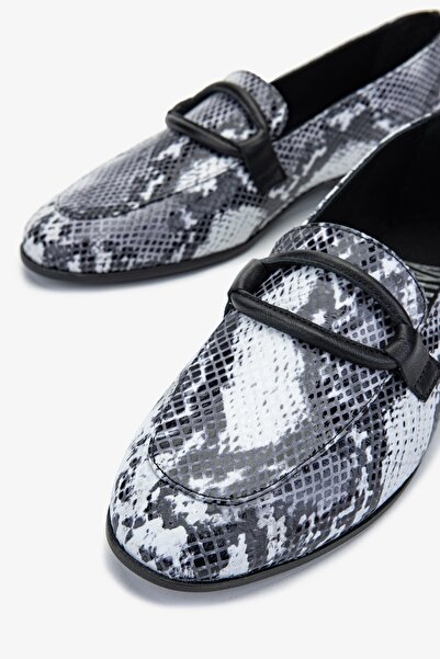 Valmenti Чорні жіночі лофери з натуральної шкіри з візерунком «чорна змія»